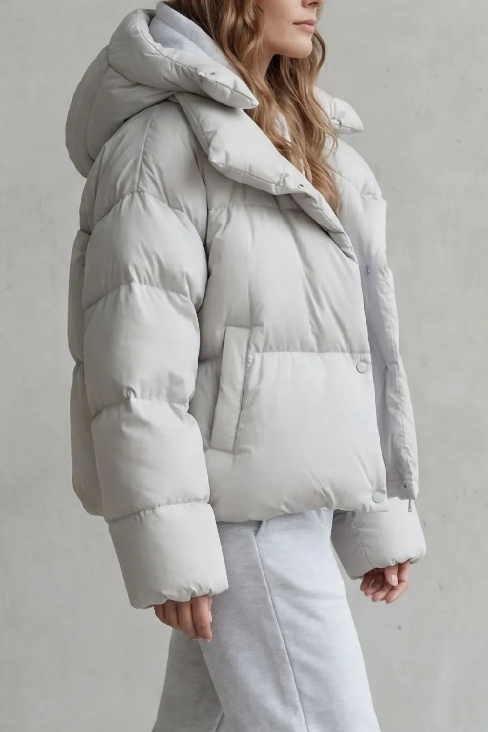 Korte Puffer Jas Voor Dames Met Capuchon En Hoge Kraag