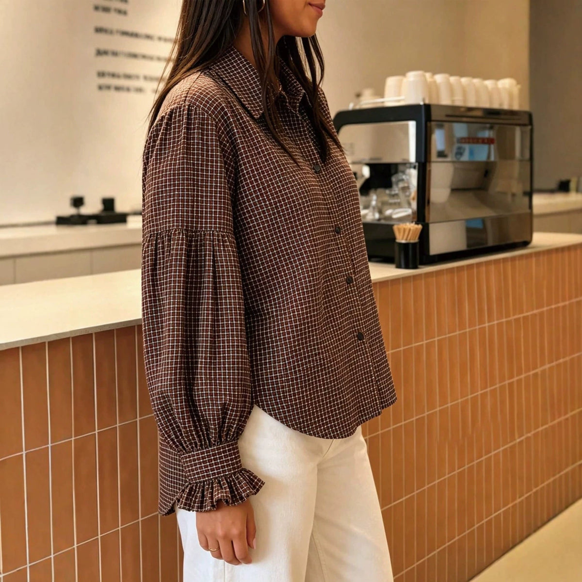 Bruine Geruite Blouse Voor Dames Met Pofmouwen En Knoopsluiting