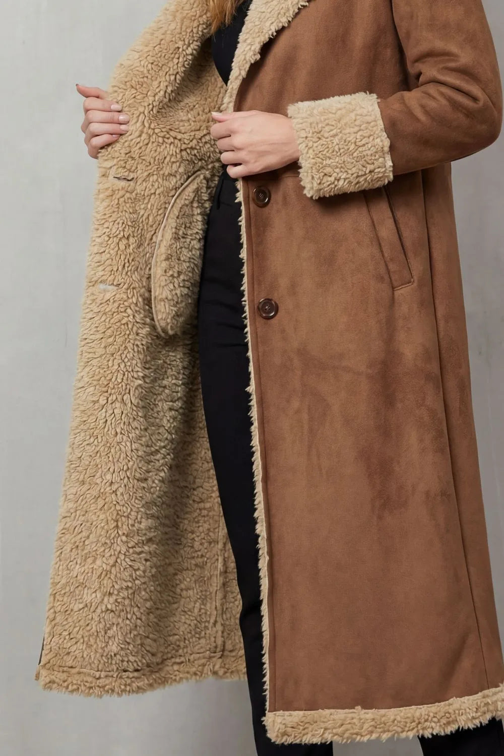 Lange Bruine Dames Winterjas Met Teddy Voering En Kraag