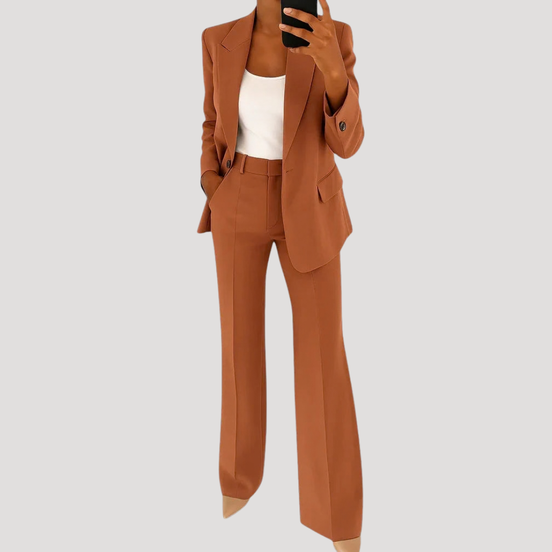 Getailleerd Dames Pak Met Lange Blazer En Rechte Broek