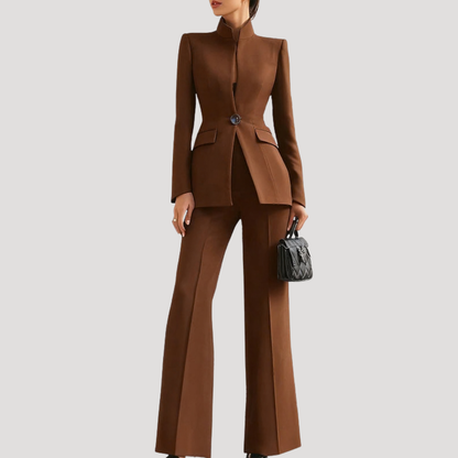 Getailleerd Dames Pak Met Hoge Kraag En Wijde Pantalon