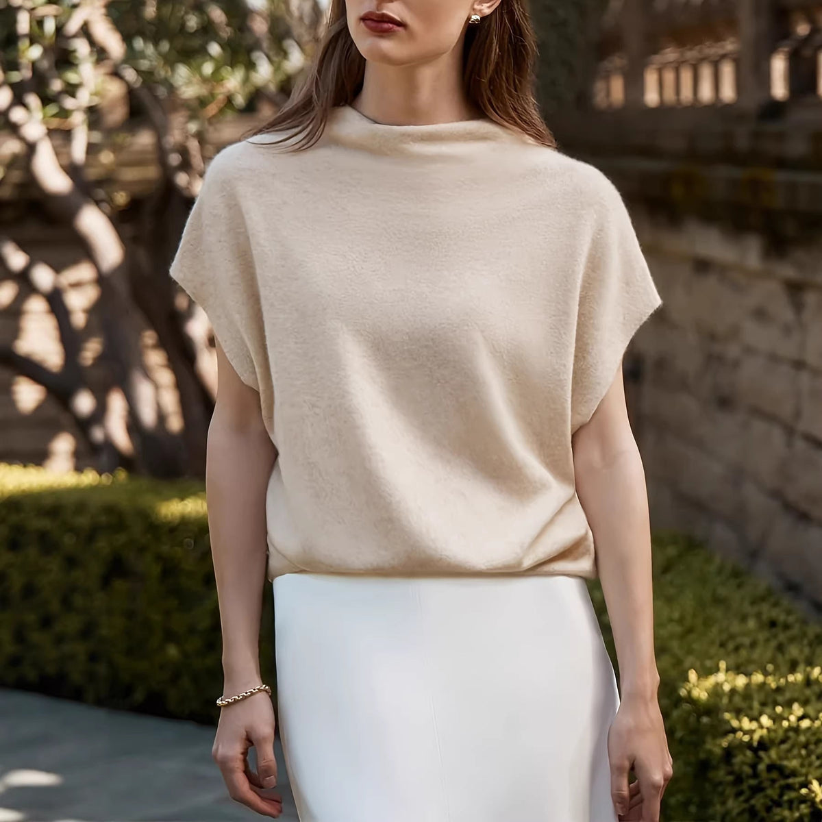 Elegante Beige Blouse Voor Dames Met Boothals En Korte Mouwen