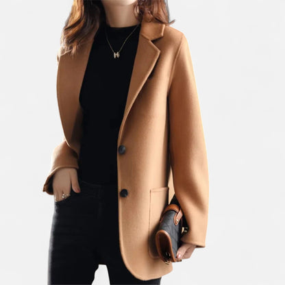 Getailleerde Dames Blazer Met Revers En Knoopsluiting
