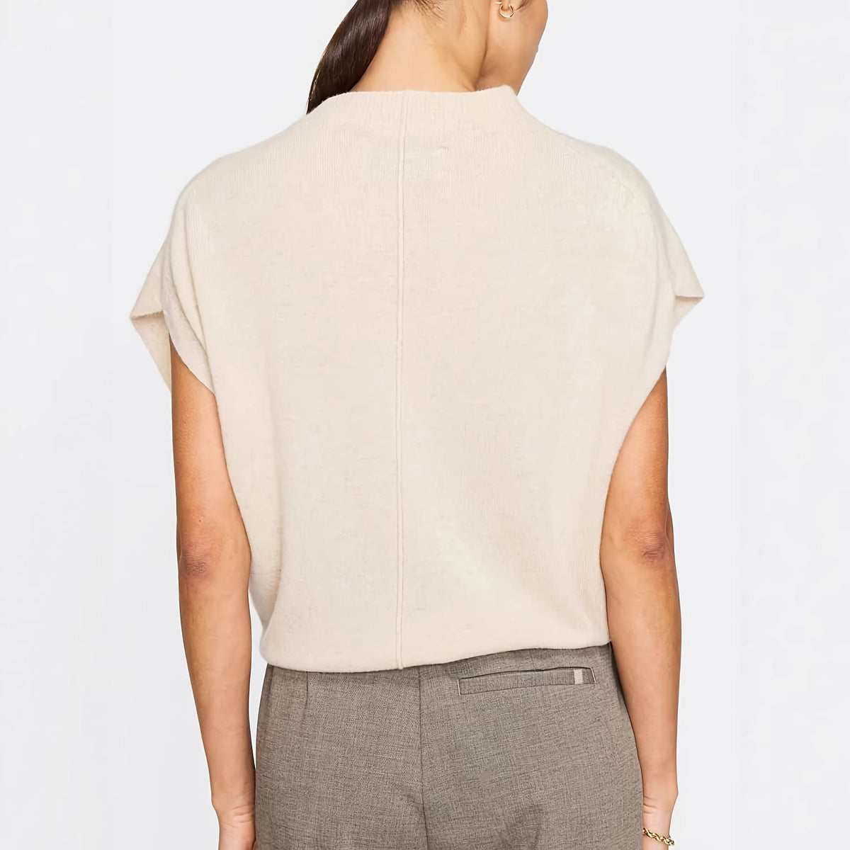 Elegante Beige Blouse Voor Dames Met Boothals En Korte Mouwen
