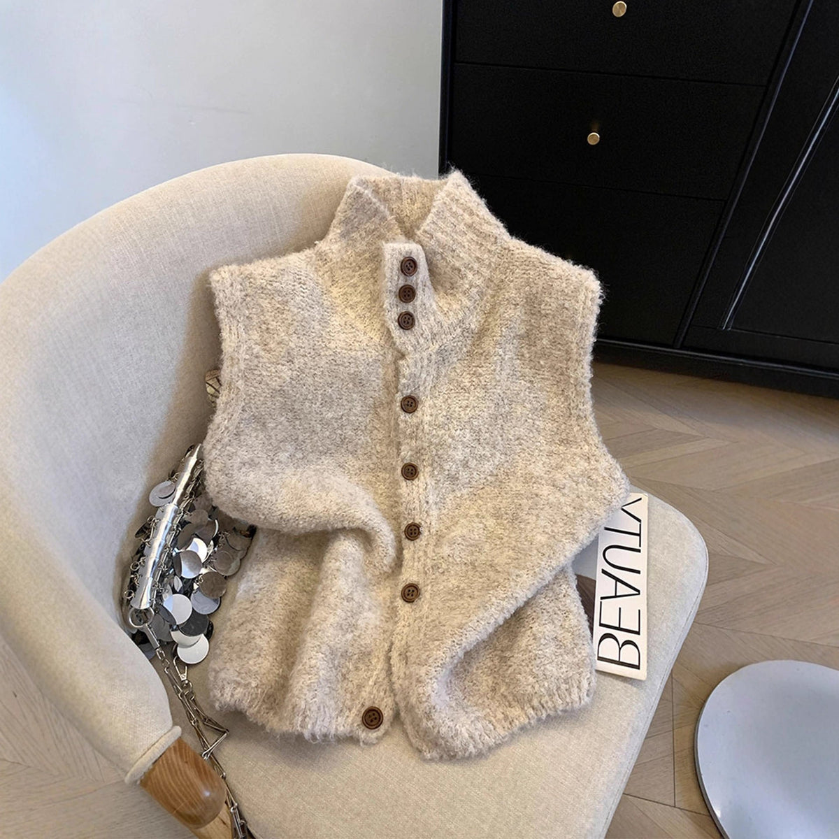 Zachte Dames Gilet Met Hoge Kraag En Knoopsluiting